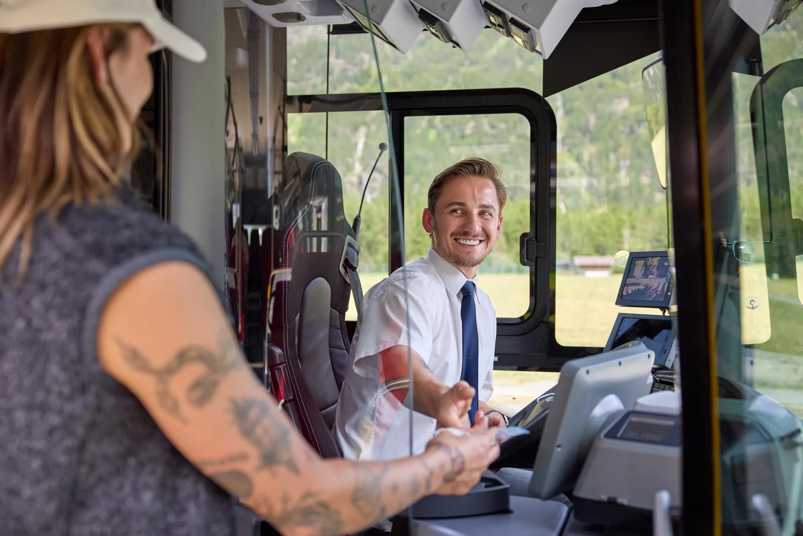 Frau hält ein Smartphone in der Hand mit der Smartride App der VVT