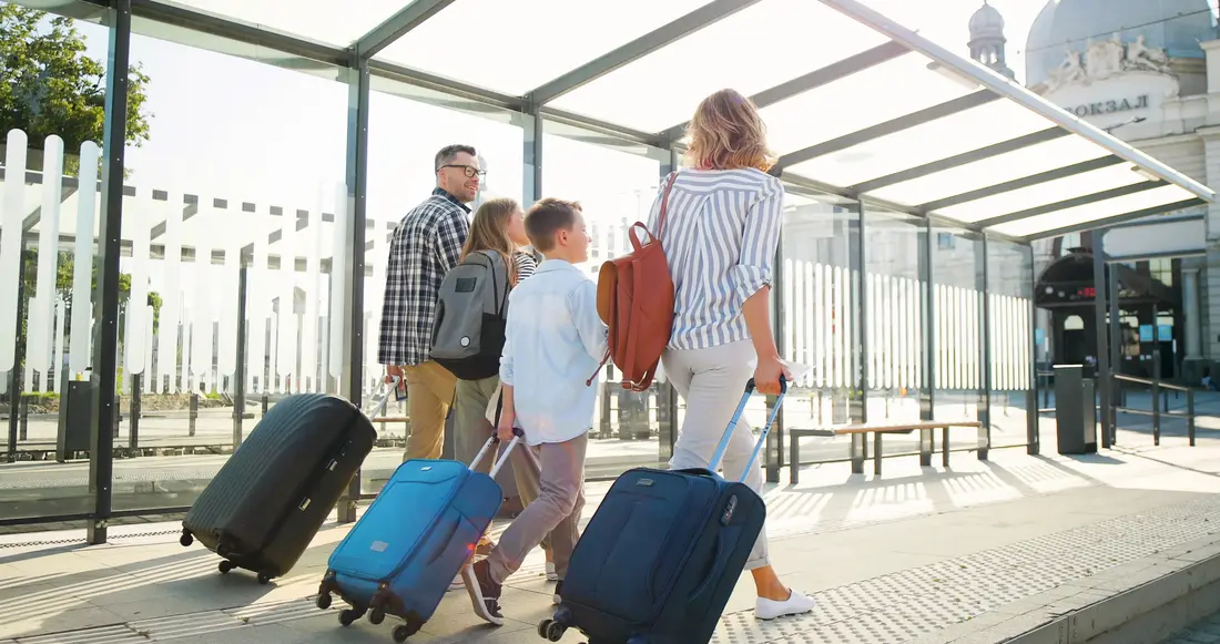 Eine Familie mit Koffern auf Reisen mit dem Ötztaler
