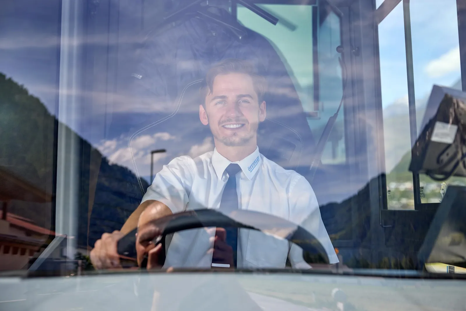 Eine Familie mit Koffern